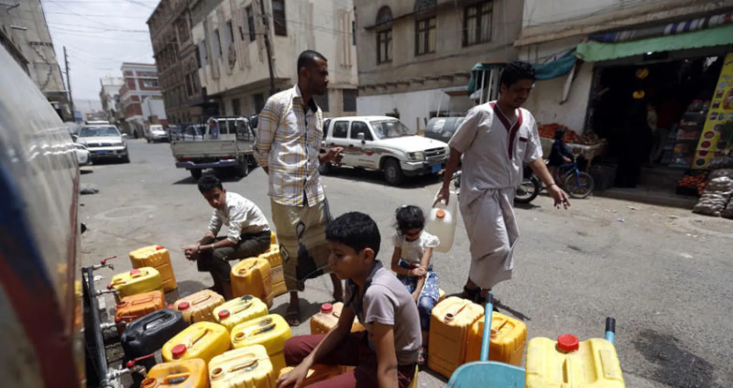 يمنيون ينتظرون مع غالوناتهم لملئها بالماء النظيف في صنعاء أمس. ويعاني اليمن بعد سنتين على انقلاب الحوثي وصالح من وباء الكوليرا الذي بات يهدد البلاد بجائحة (أ.ف.ب)