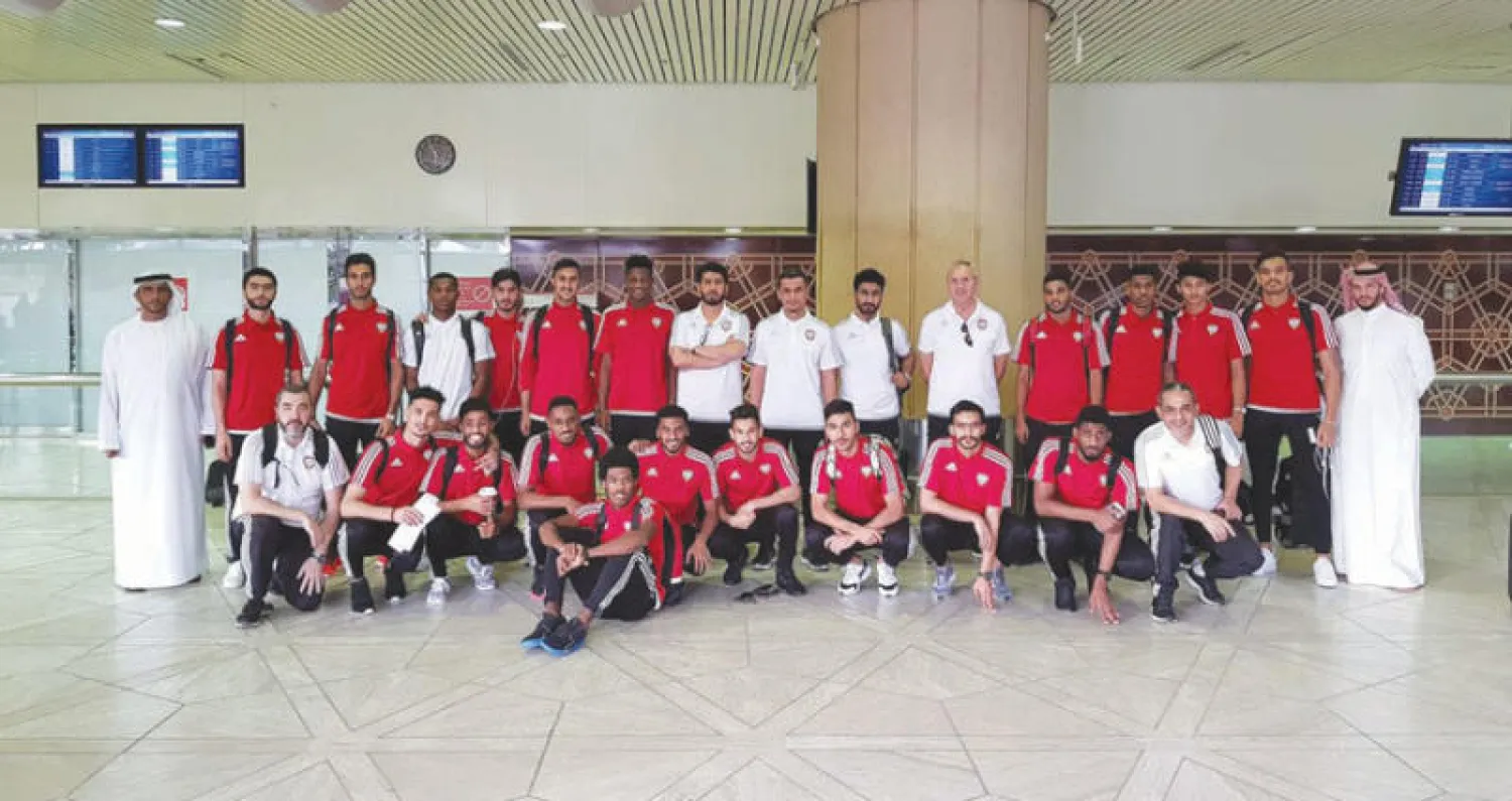 بعثة المنتخب الإماراتي الأولمبي لدى وصوله إلى الرياض أمس («الشرق الأوسط»)
