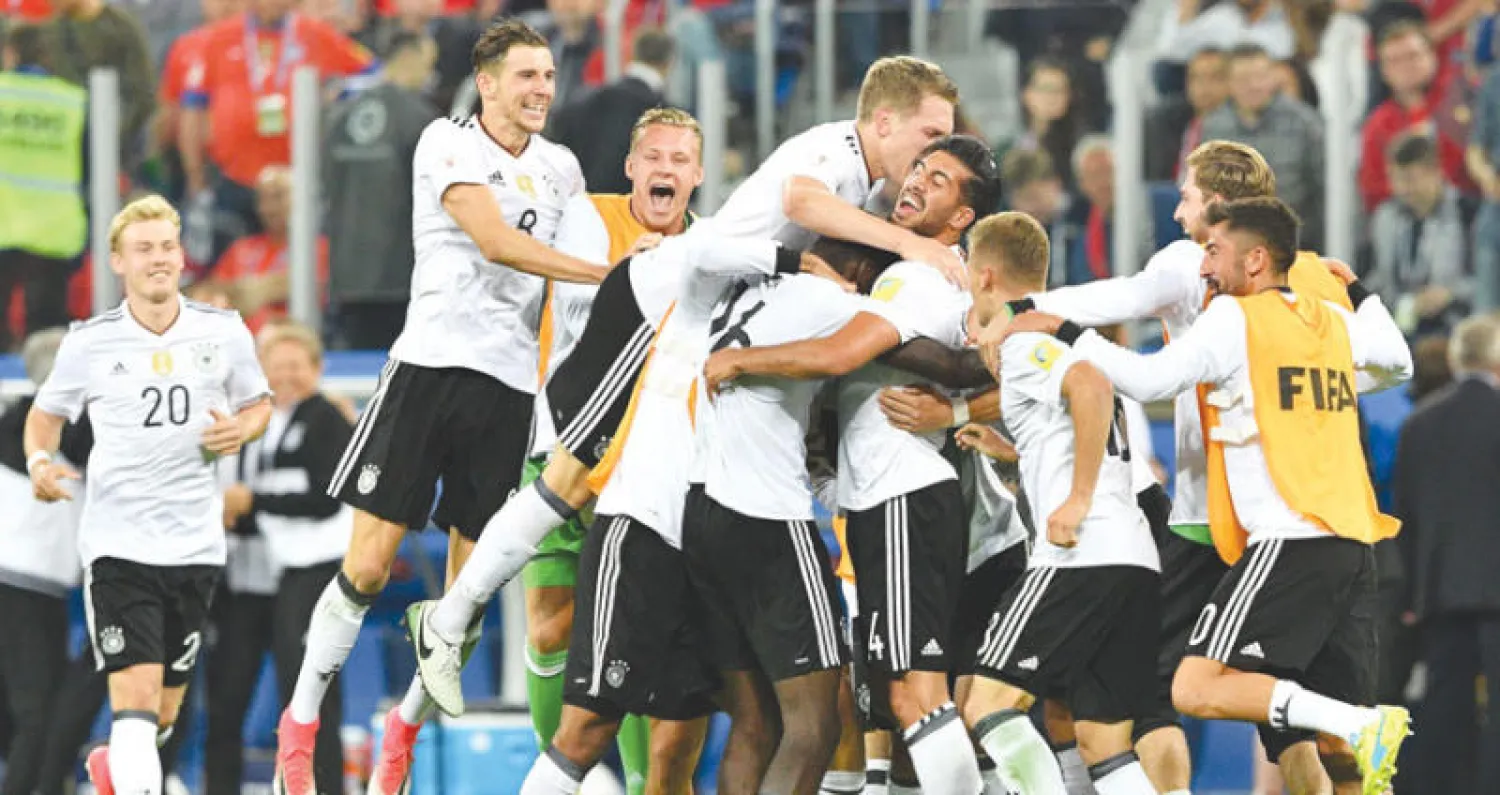 لاعبو ألمانيا يحتفلون بالانتصار على تشيلي والتتويج أبطالاً لكأس القارات (أ.ف.ب)