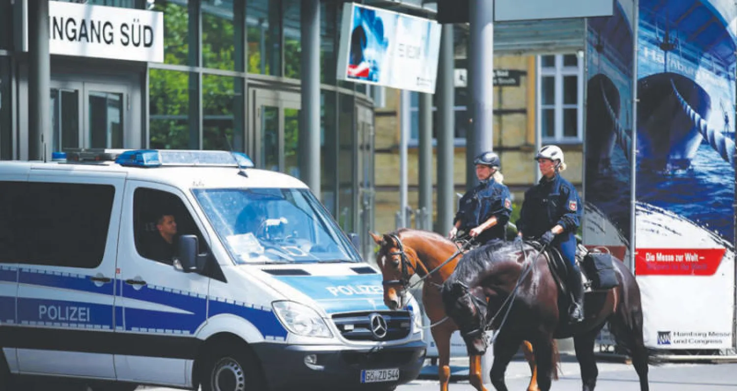 الشرطة الألمانية تؤمّن مركز هامبورغ للمؤتمرات حيث ستعقد قمة العشرين (رويترز)
