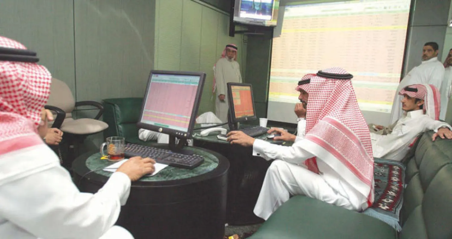 مستثمرون سعوديون يتابعون باهتمام أسعار الأسهم عبر شاشات للبورصة («الشرق الأوسط»)