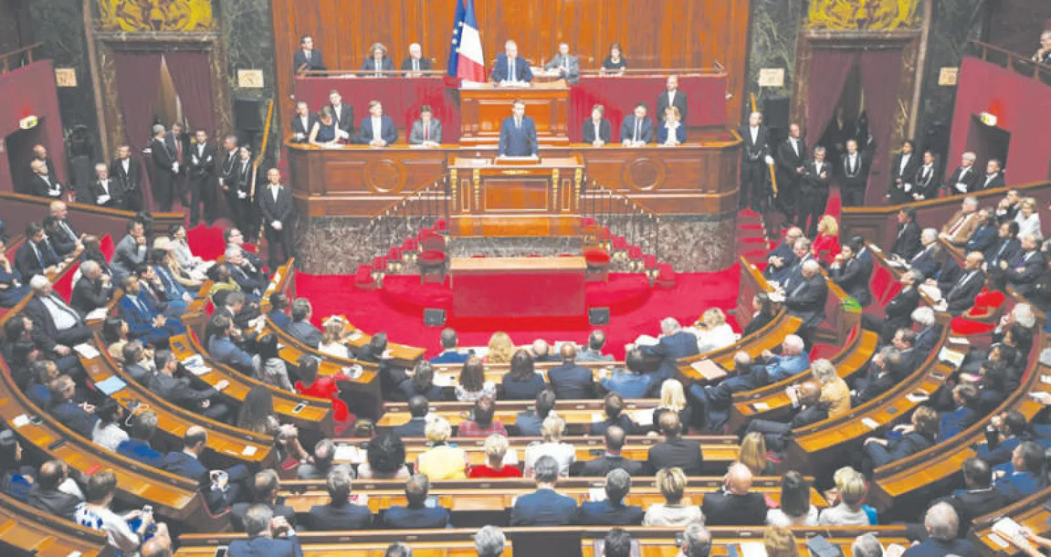 ماكرون يلقي كلمة أمام المشرعين في قصر فرساي أمس (إ.ب.أ)