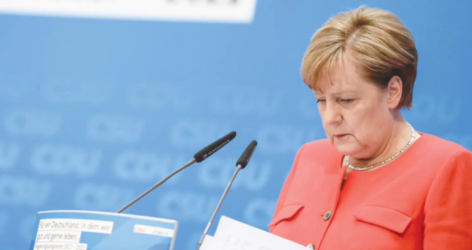 ميركل تستعد للإعلان عن برنامجها الانتخابي في برلين أمس (إ.ب.أ)