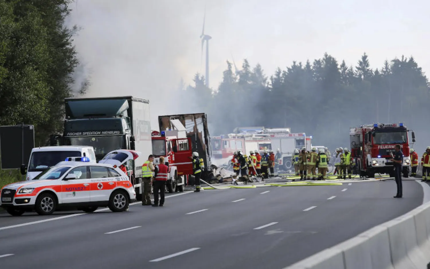 الشرطة تغلق الطريق التي وقع فيها الحادث من الجانبين (أ.ف.ب)