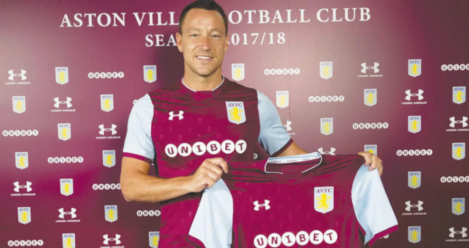 جون تيري يستعرض قميص أستون فيلا أمس («الشرق الأوسط»)