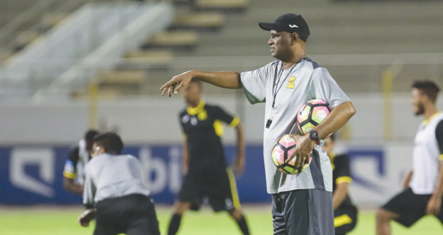 المدرب حسن خليفة خلال إشرافه على تدريبات الفريق الاتحادي أول أمس (المركز الإعلامي بنادي الاتحاد)