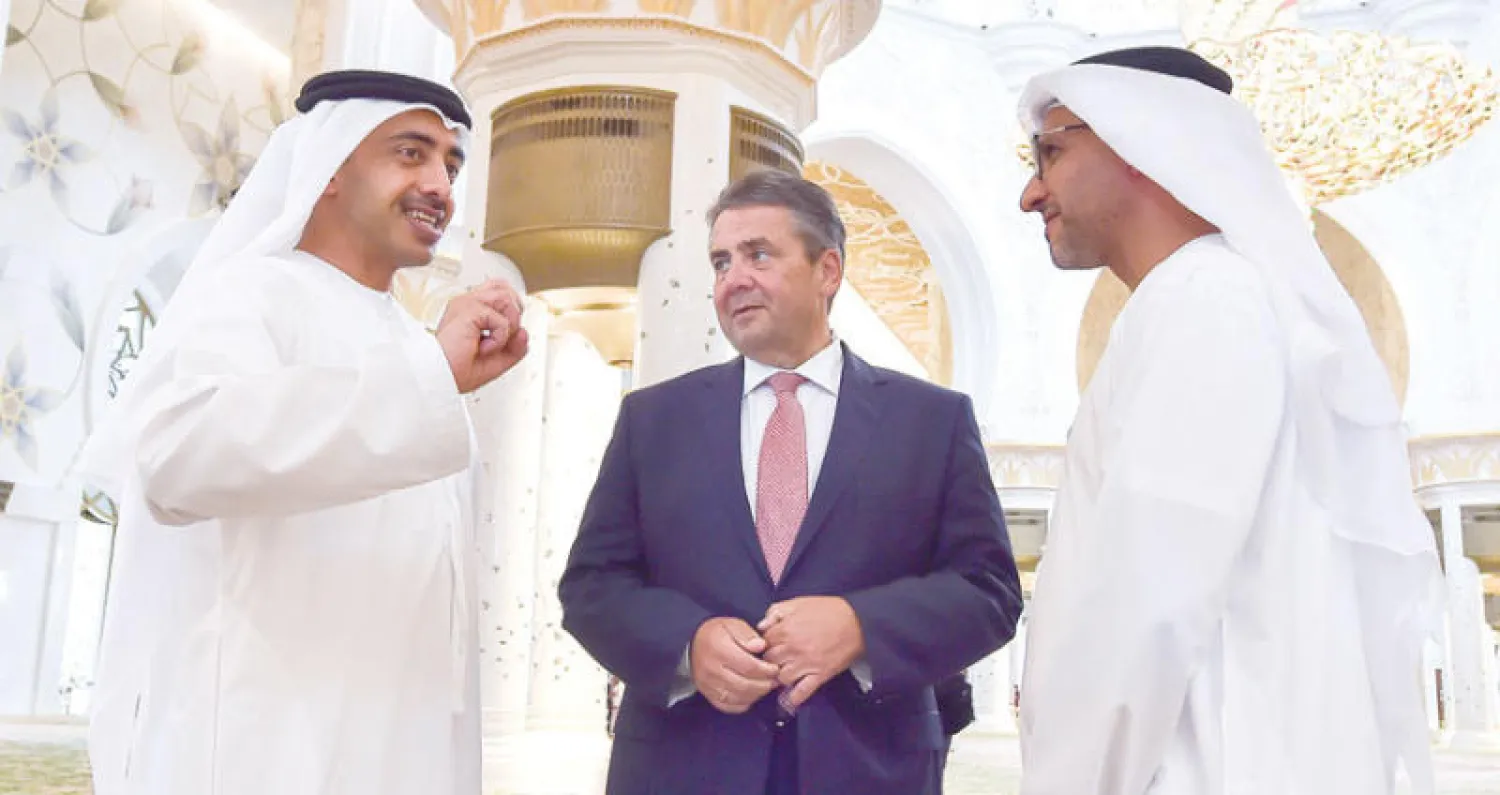 الشيخ عبد الله بن زايد ووزير الخارجية الألماني خلال زيارة مسجد الشيخ زايد في العاصمة الإماراتية (وام)