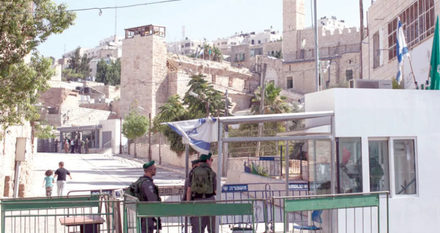 حاجز للشرطة الإسرائيلية عند مدخل الحرم الإبراهيمي في مدينة الخليل (إ.ب.أ)