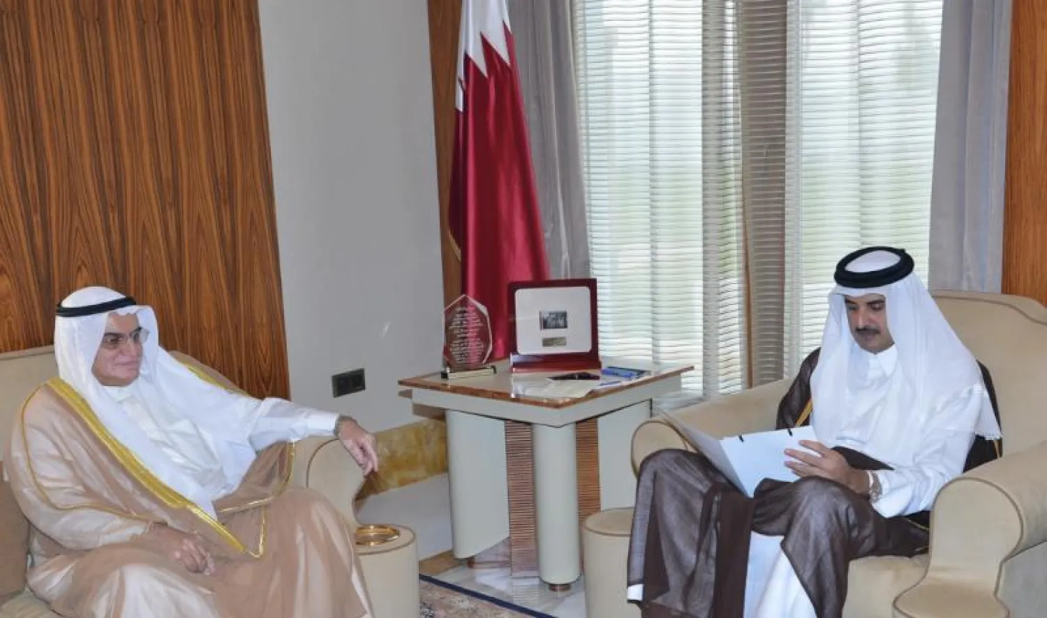 مبعوث أمير الكويت خلال تسليم الرسالة الجوابية إلى أمير قطر (كونا)