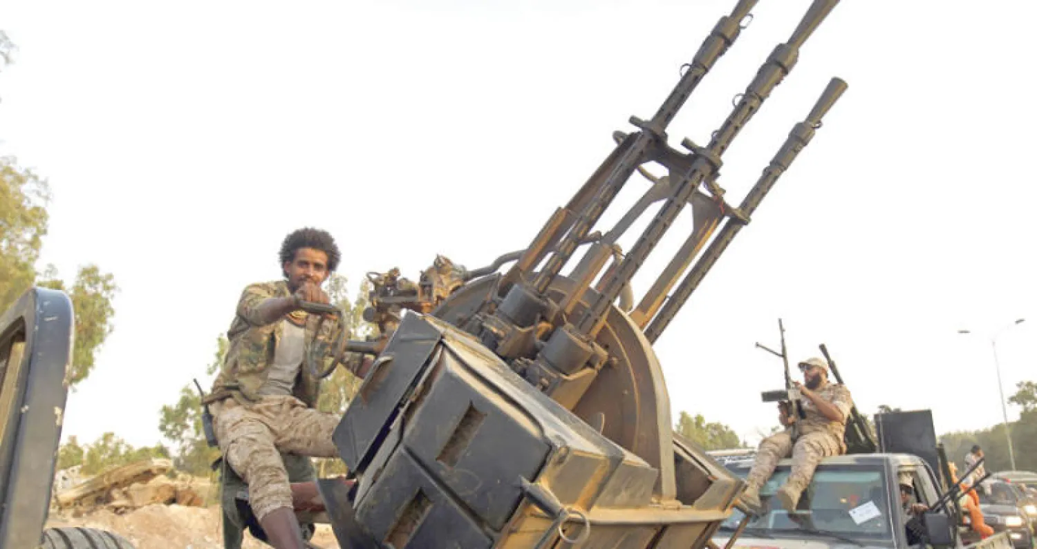 عناصر من «كتيبة صلاح أبو حليقة» التابعة لحفتر خلال معارك بضواحي بنغازي (أ.ف.ب)