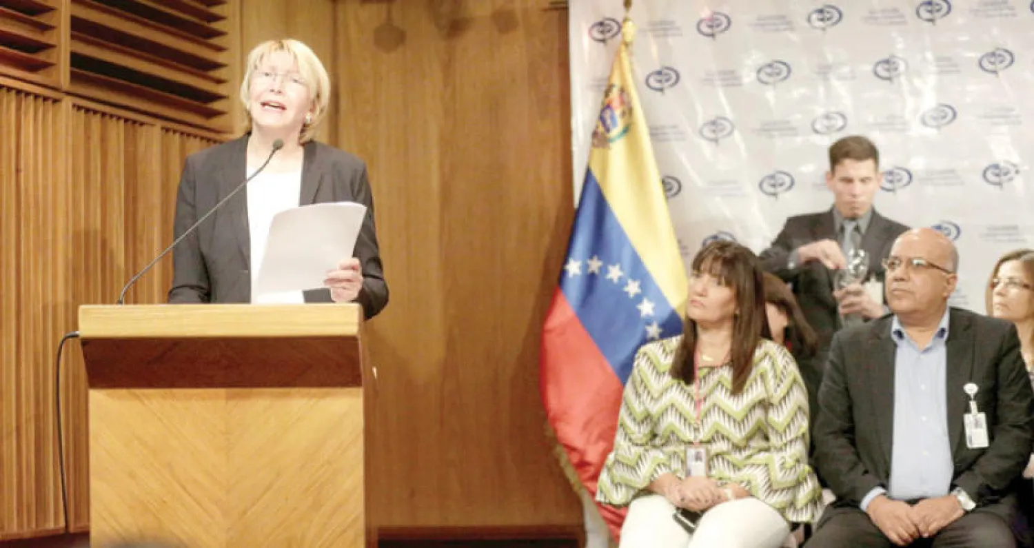 المدعية العامة الفنزويلية لويزا أورتيغا أثناء حديثها لوسائل الإعلام حول الأزمة الفنزويلية (رويترز)