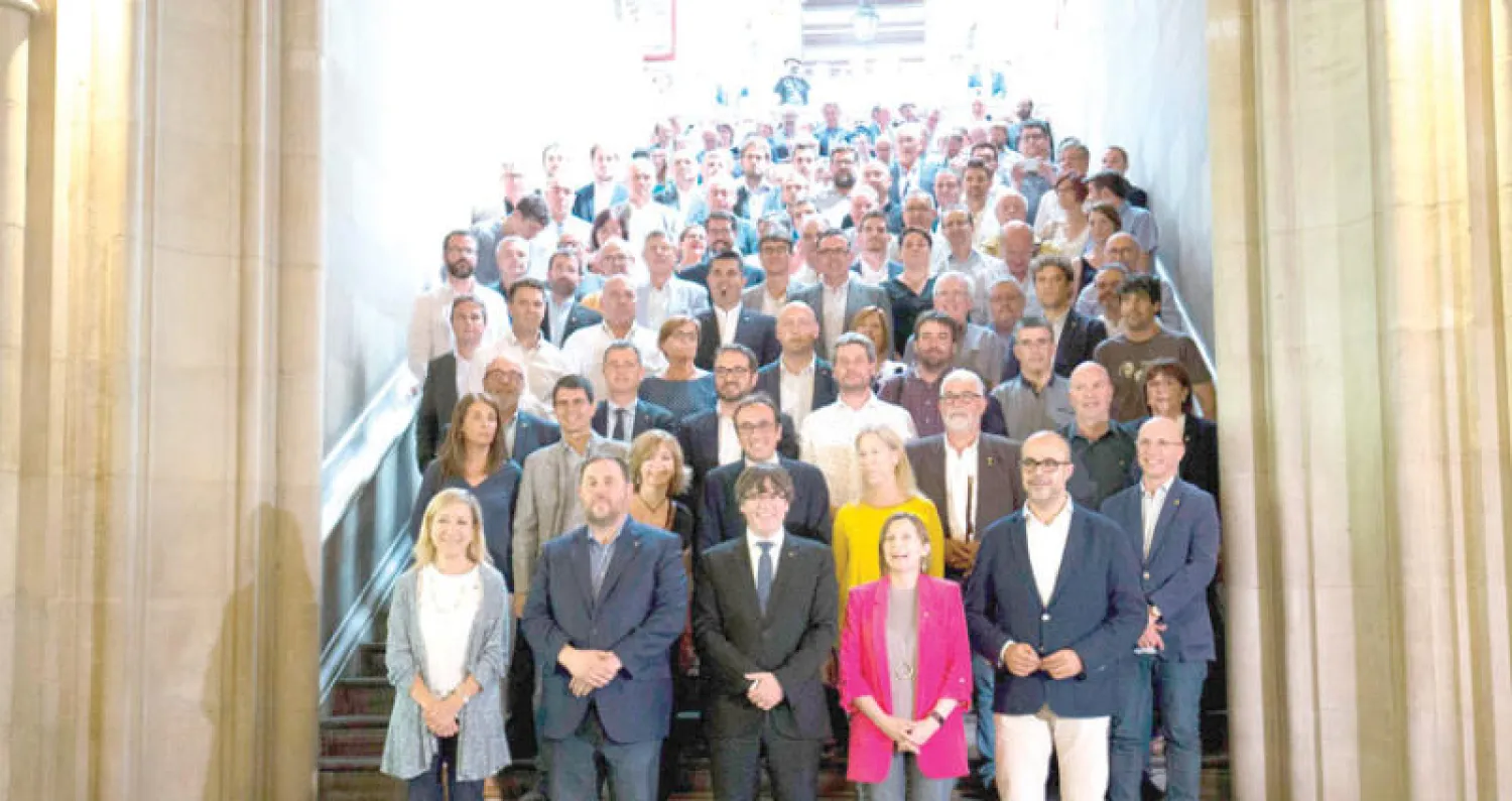 عدد من قادة إقليم كاتالونيا المؤيدين للانفصال أثناء اجتماعهم في جامعة برشلونة لدعم مشروع القرار (أ.ف.ب)