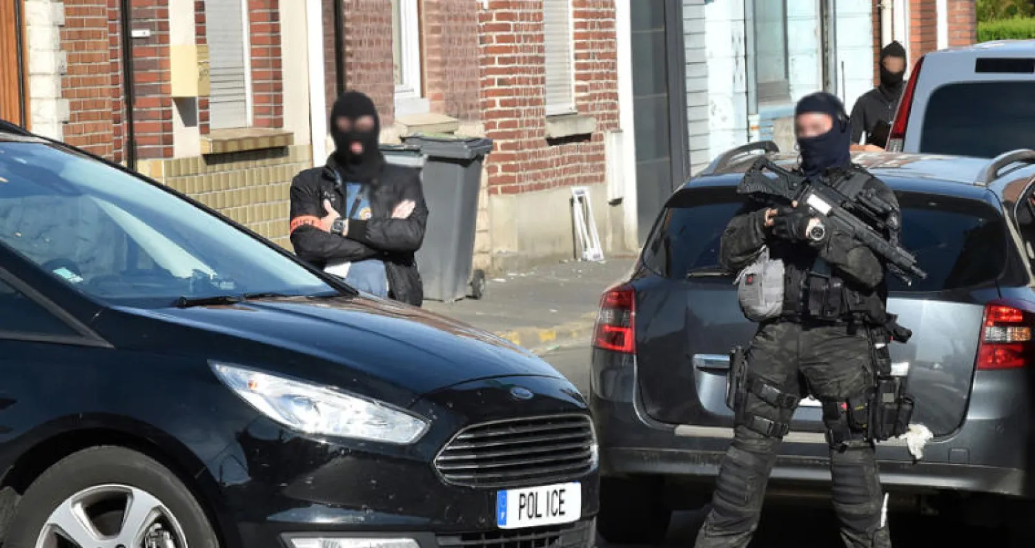 عناصر من وحدة لمكافحة الإرهاب الفرنسية في منطقة واتينييه حيث أوقف شخص في إطار تحقيق مشترك بين فرنسا وبلجيكا (أ.ف.ب)