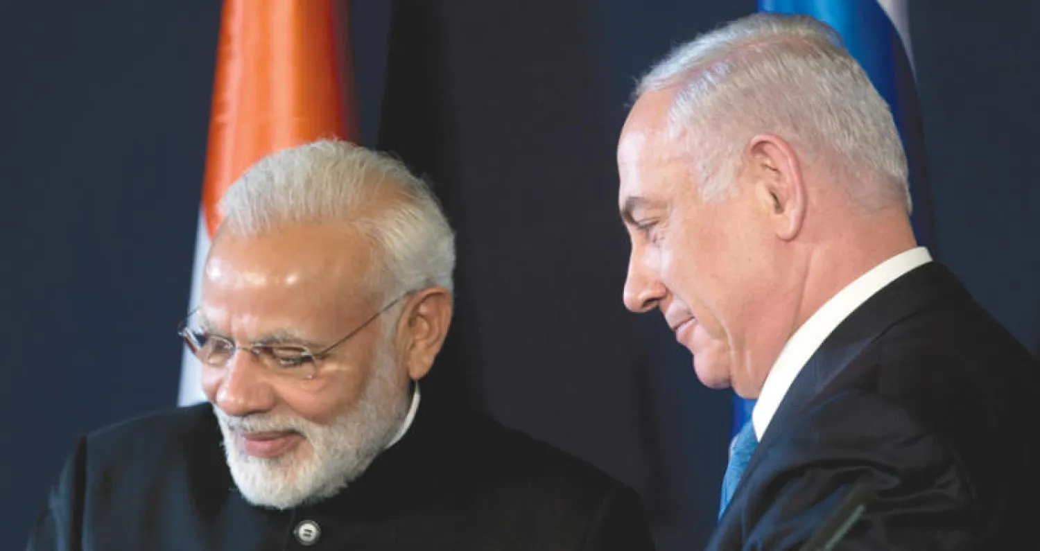 ناريندرا مودي وبنيامين نتنياهو في لقاء جرى خلاله تبادل الاتفاقات الموقعة (إ.ب.أ)