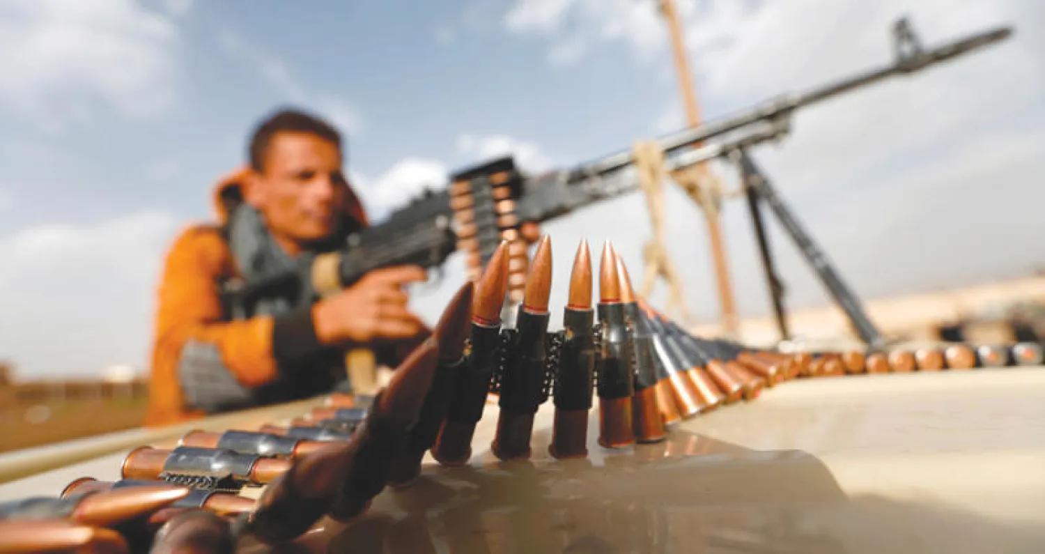 عنصر أمني تابع للحوثيين أثناء قيامه بدورية حراسة في صنعاء (أ.ف.ب)