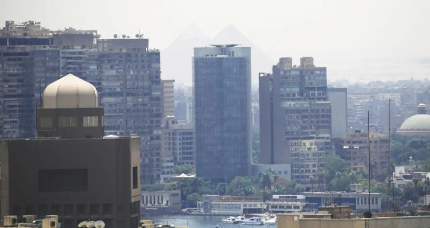 أهرامات الجيزة كما تبدو من وراء نهر النيل في القاهرة أمس (رويترز)