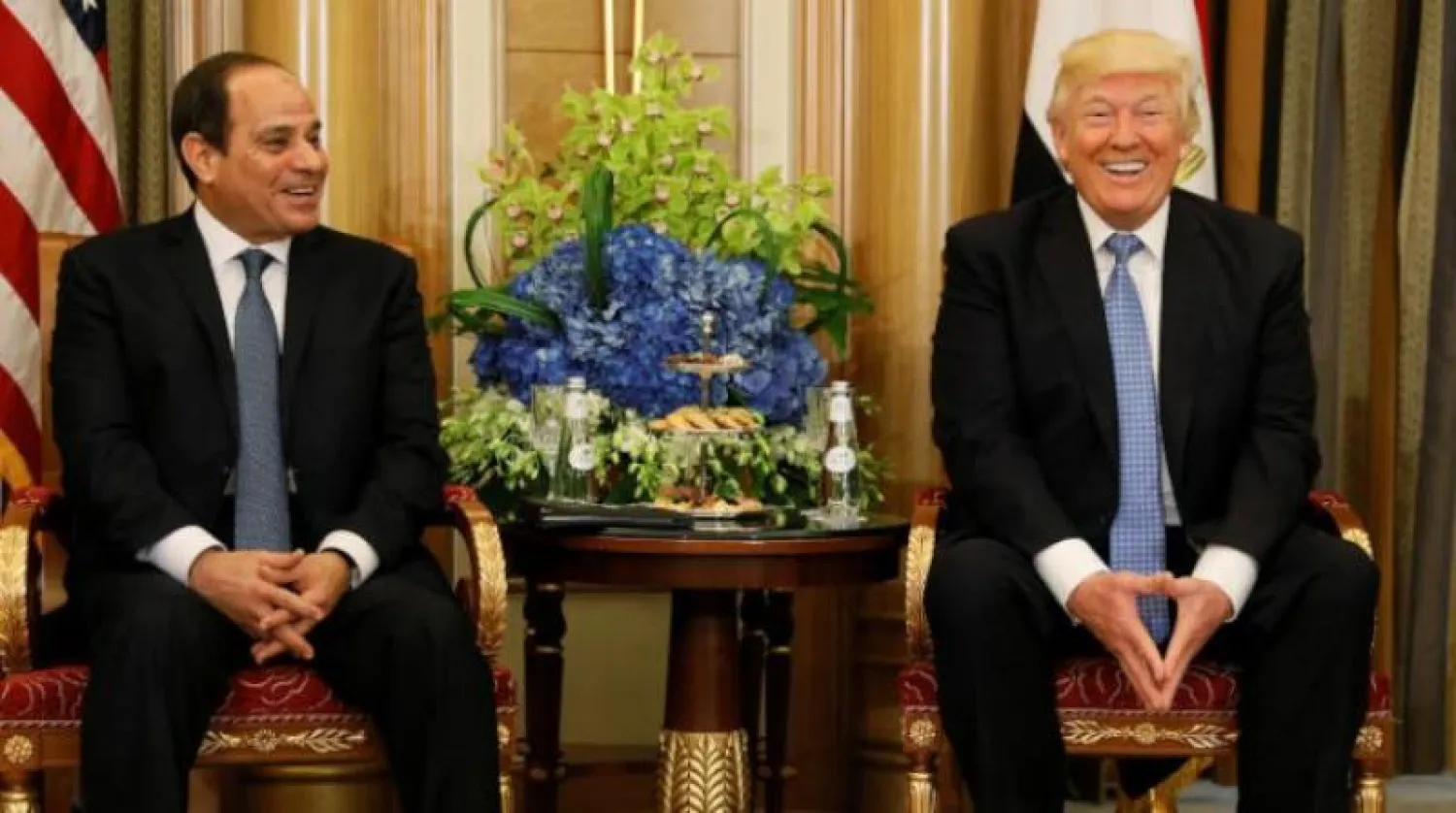 الرئيس الأميركي دونالد ترمب والرئيس المصري عبد الفتاح السيسي أثناء قمة الرياض في مايو (رويترز)