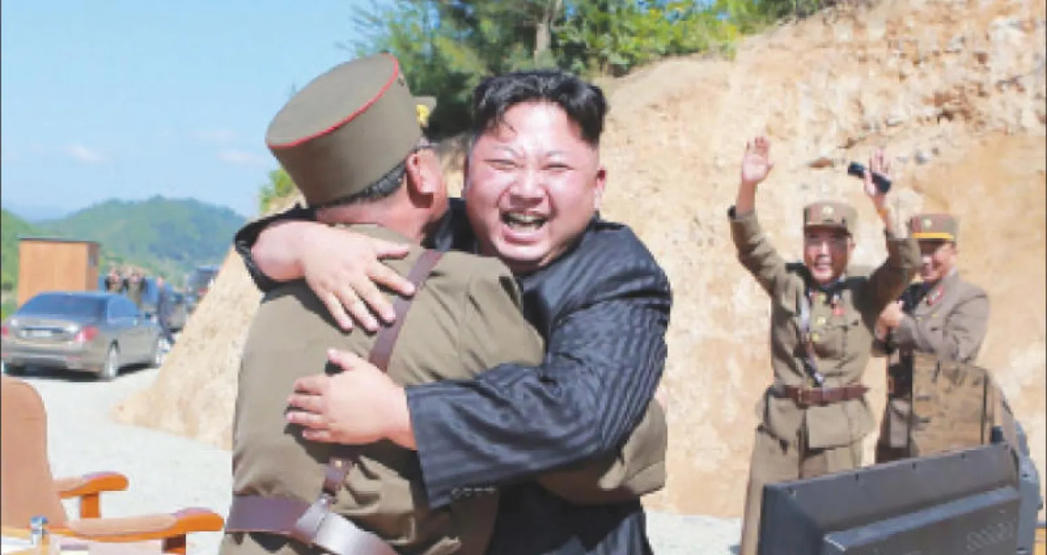 زعيم كوريا الشمالية يحتفل بنجاح التجربة الصاروخية أول من أمس
