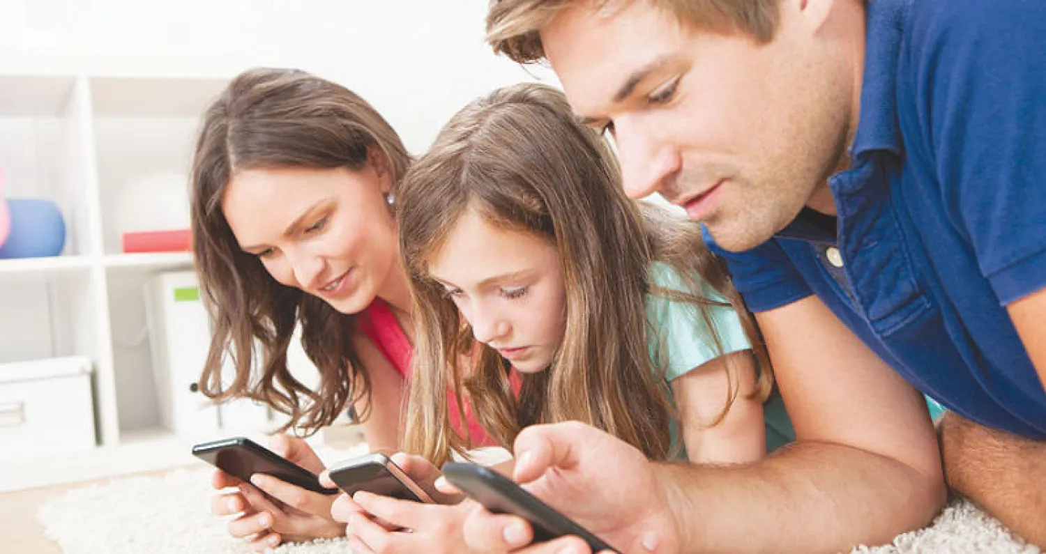 مخاطر صحية لانشغال الوالدين بالجوال عن الأطفال