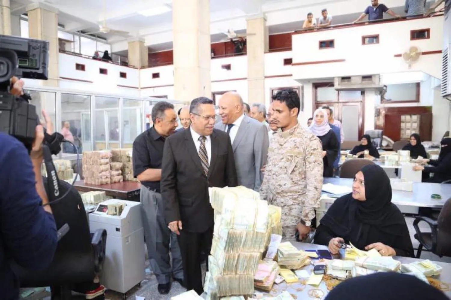 رئيس الوزراء اليمني يتابع العمليات المالية في البنك المركزي اليمني في عدن (سبا)