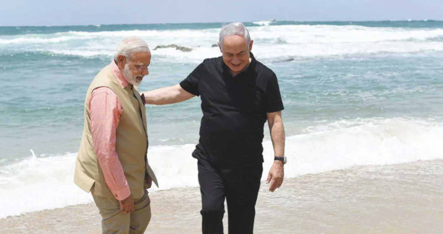 نتنياهو ومودي على شاطئ مدينة الخضيرة في منطقة حيفا (أ.ف.ب)