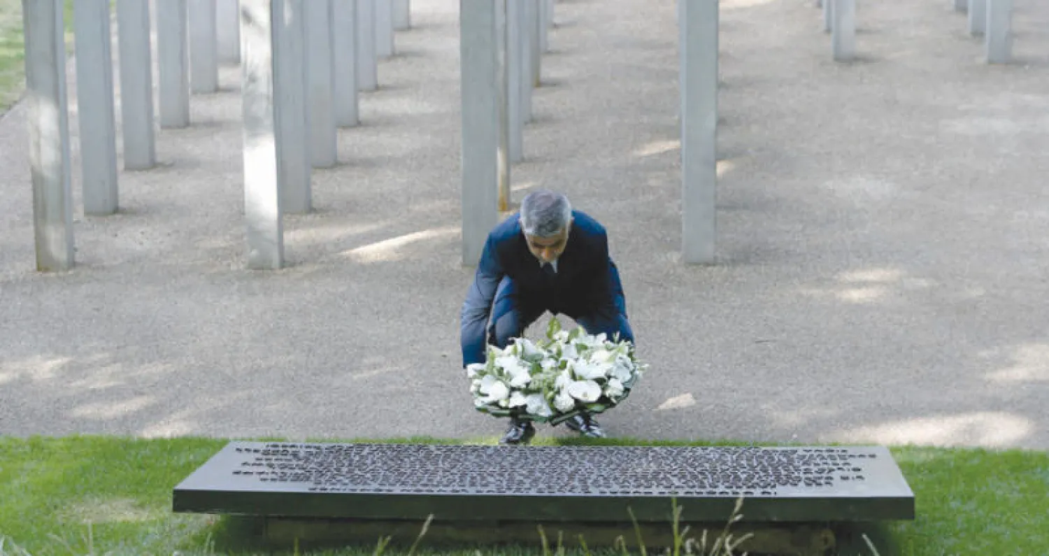 عمدة لندن صادق خان يضع إكليلاً من الزهور على نصب تذكاري في حديقة «هايد بارك» في ذكرى هجمات 7 يوليو 2005 التي شنها عناصر في تنظيم «القاعدة» ضد 3 محطات قطارات وحافلة لنقل الركاب في العاصمة البريطانية (رويترز)