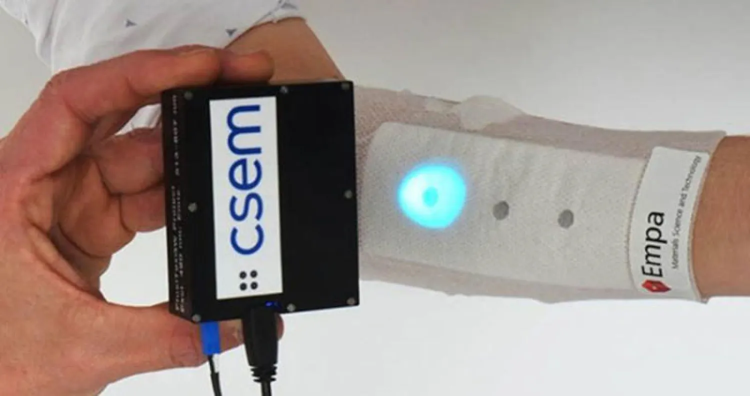 شريط طبي لاصق يظهر بالألوان مدى اندمال الجروح المزمنة