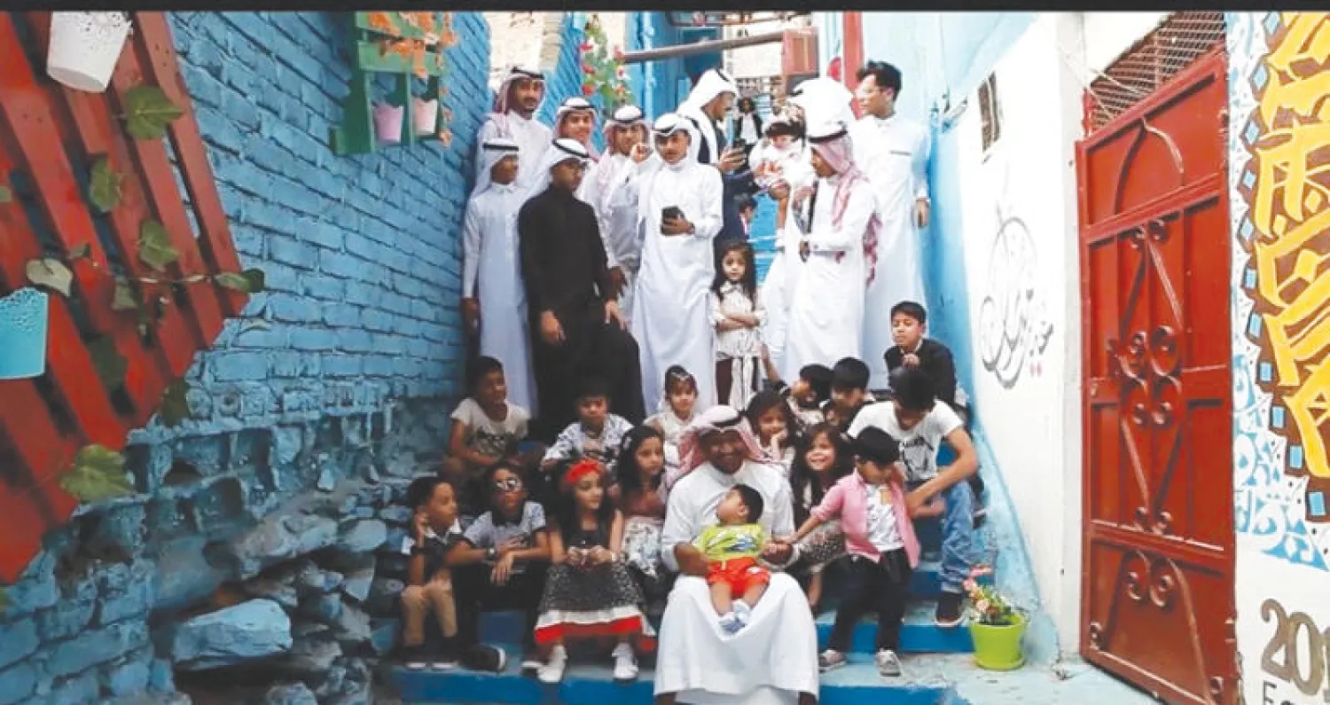 «شباب الفانوس» متطوعون لتجميل الحارات في مكة