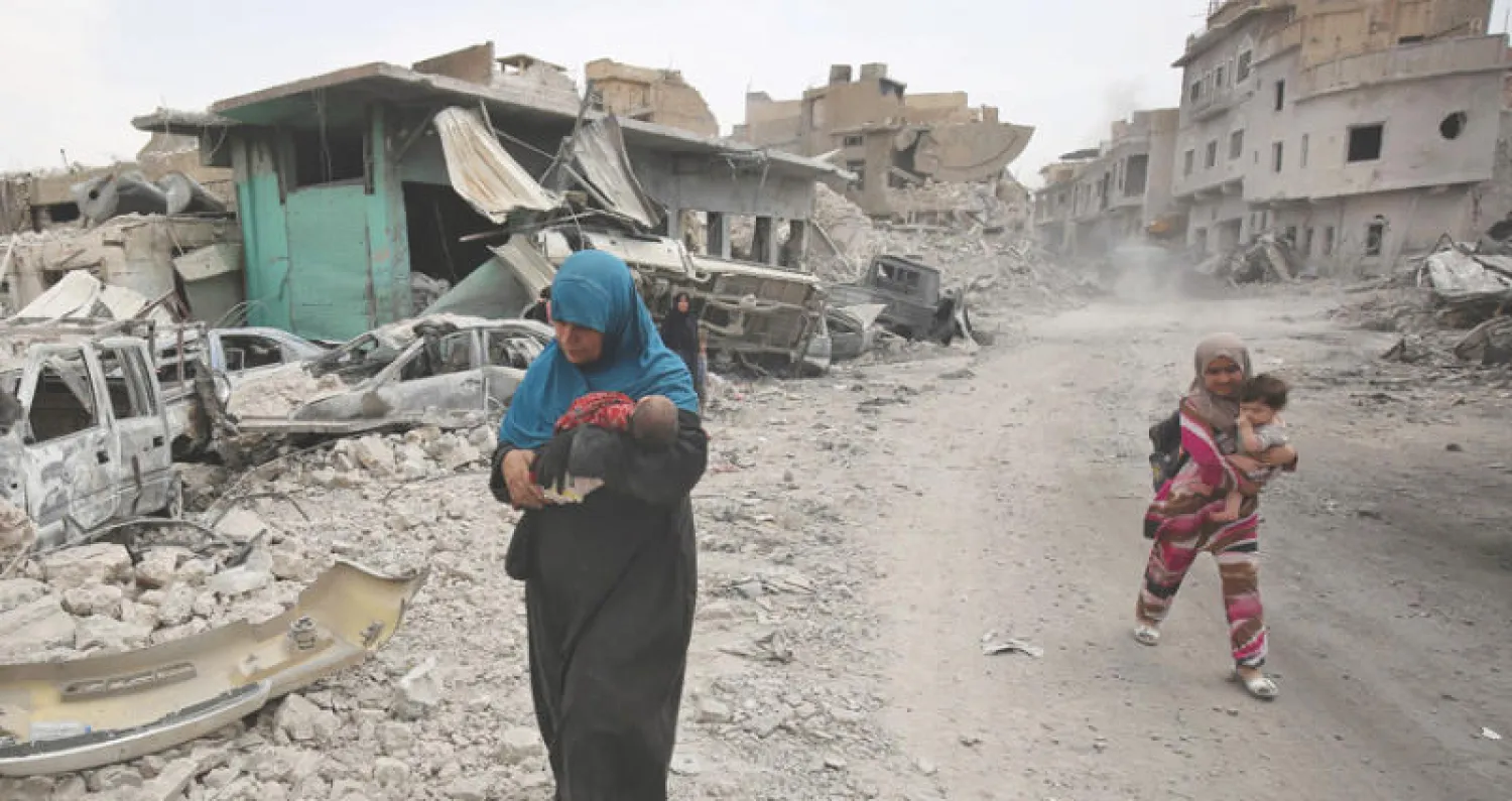 عائلة تفر من معارك الموصل القديمة أمس (أ.ف.ب)