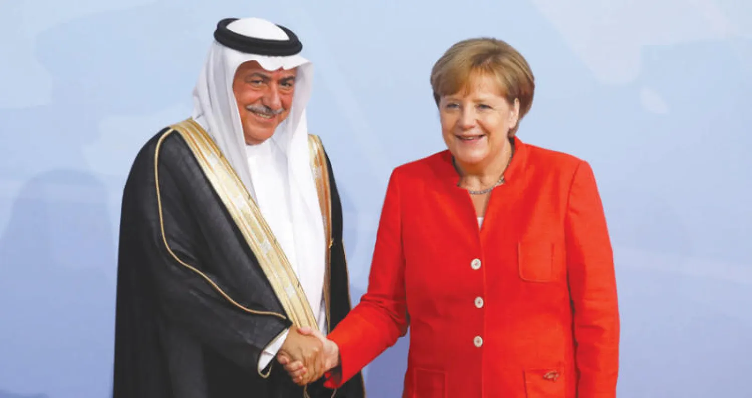 المستشارة الألمانية أنجيلا ميركل مع وزير الدولة السعودي إبراهيم عبد العزيز العساف (رويترز)