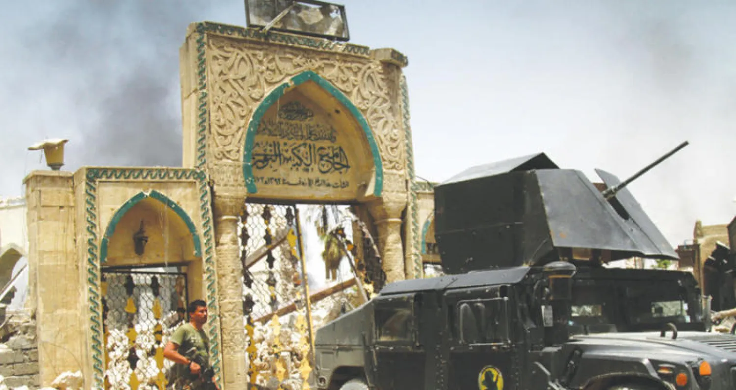 جندي عراقي أمام أطلال جامع النوري الكبير في وسط الموصل القديمة (إ.ب.أ)