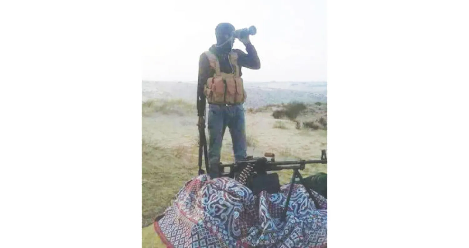 عنصر من قبائل سيناء التي تساند الجيش المصري في حربه ضد المتطرفين (صورة من قبائل سيناء لـ«الشرق الأوسط»)