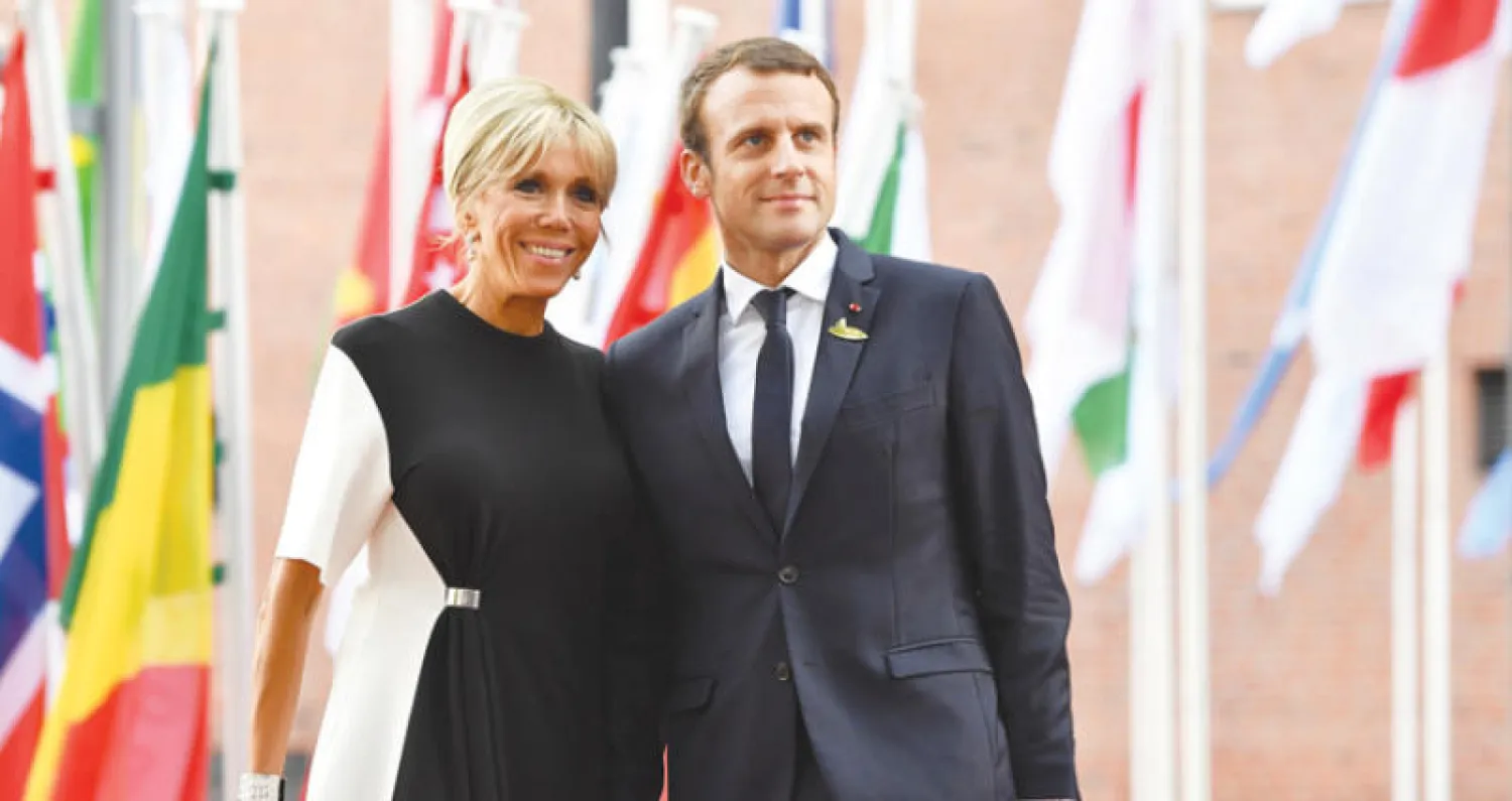 ماكرون وزوجته (إ. ب. أ)
