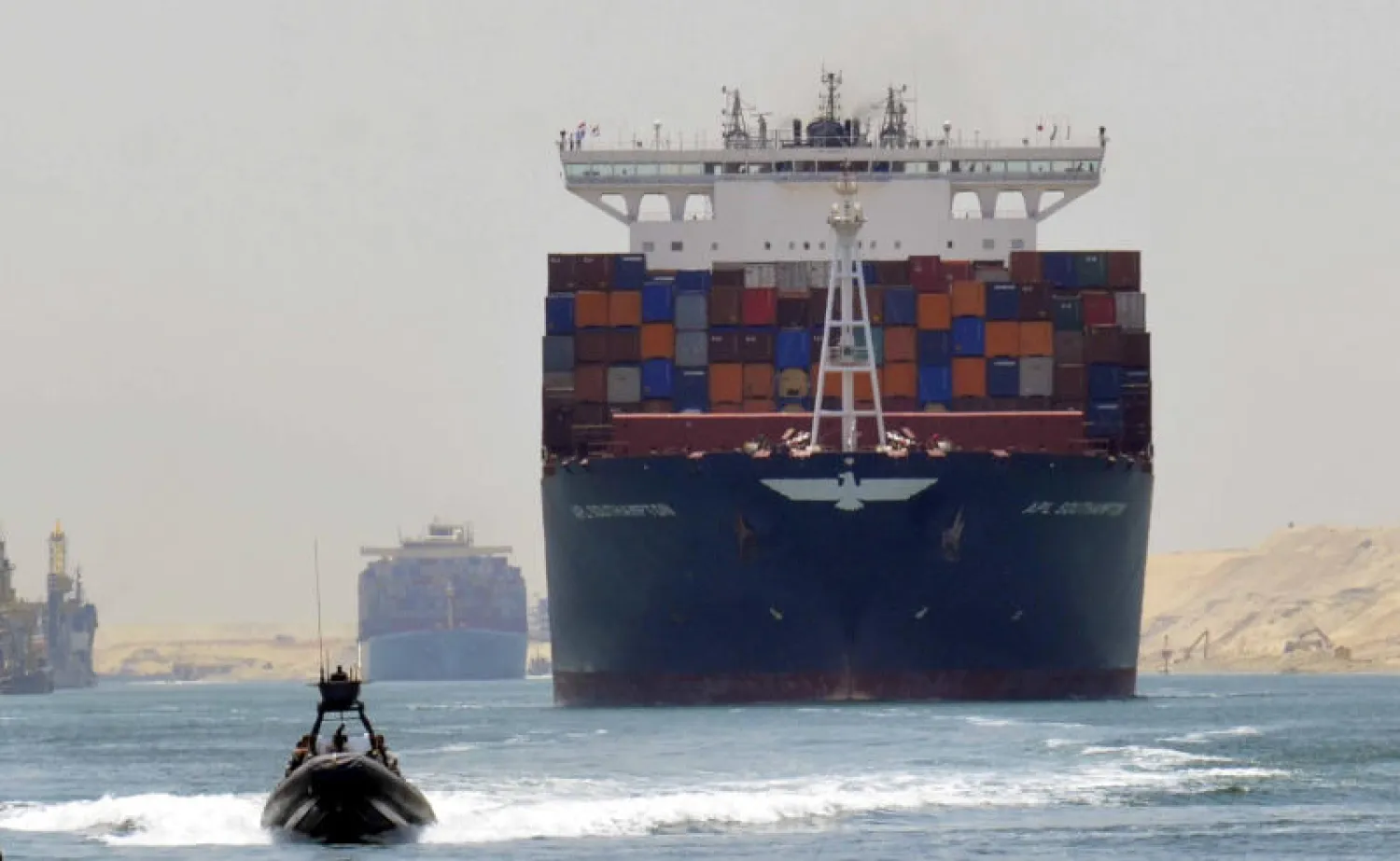 سفينة حاويات تمر في قناة السويس (رويترز)