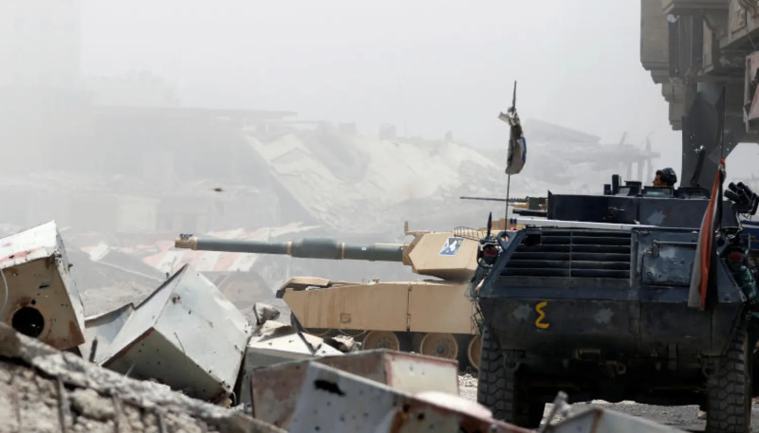 جانب من اشتباكات بين الجيش وتنظيم داعش بالموصل (رويترز)