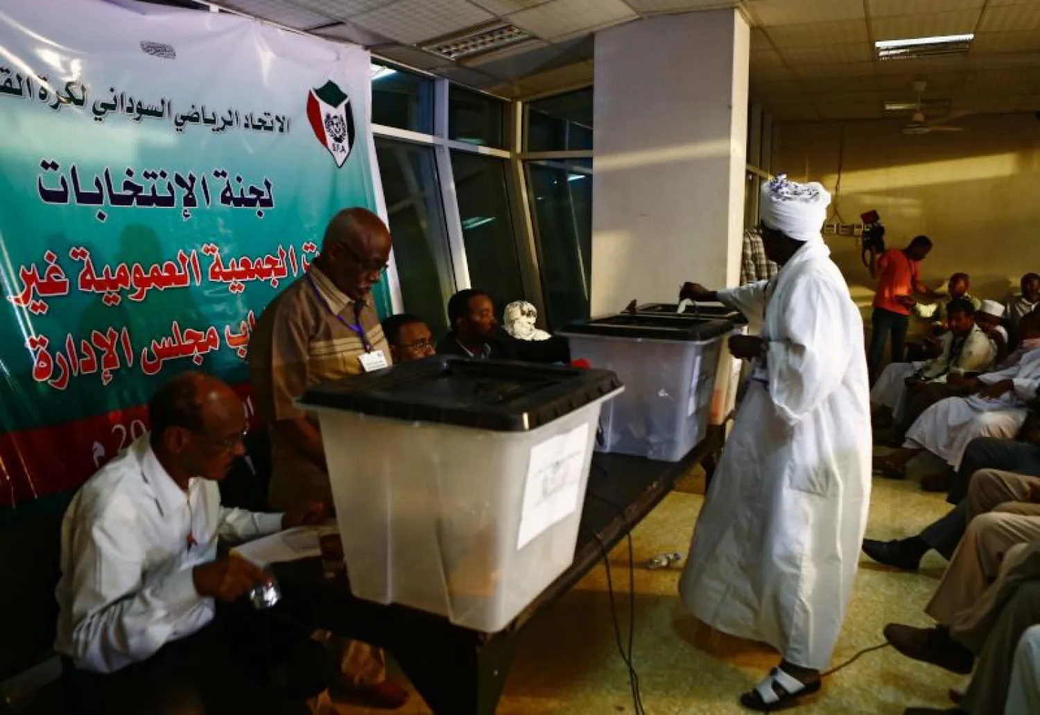 عضو باتحاد الكرة السوداني يدلي بصوته خلال انتخابات الاتحاد في أبريل الماضي (أ.ف.ب)