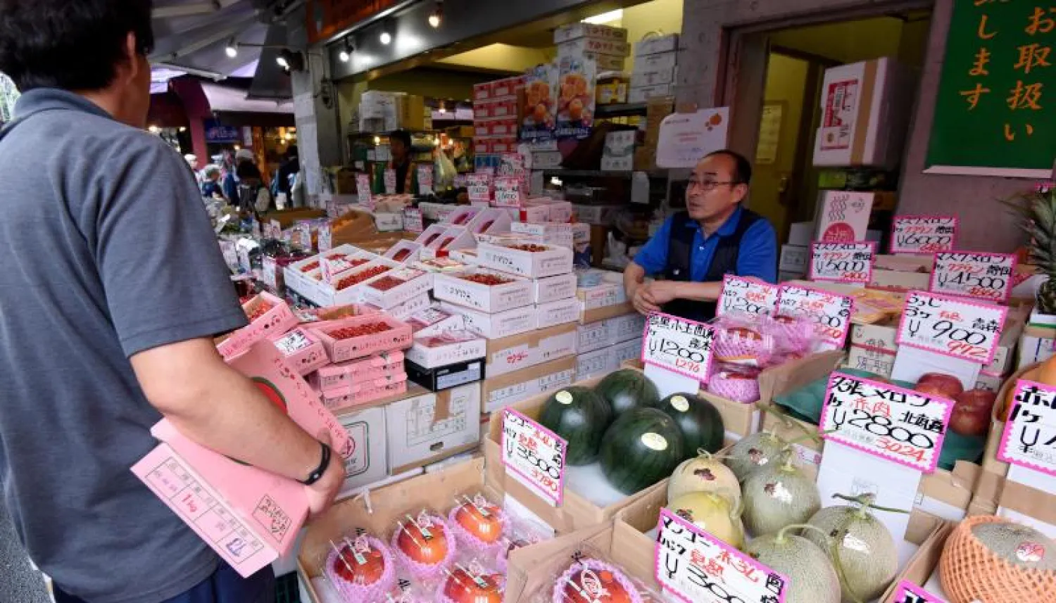 متجر للفاكهة في طوكيو (أ.ف.ب)