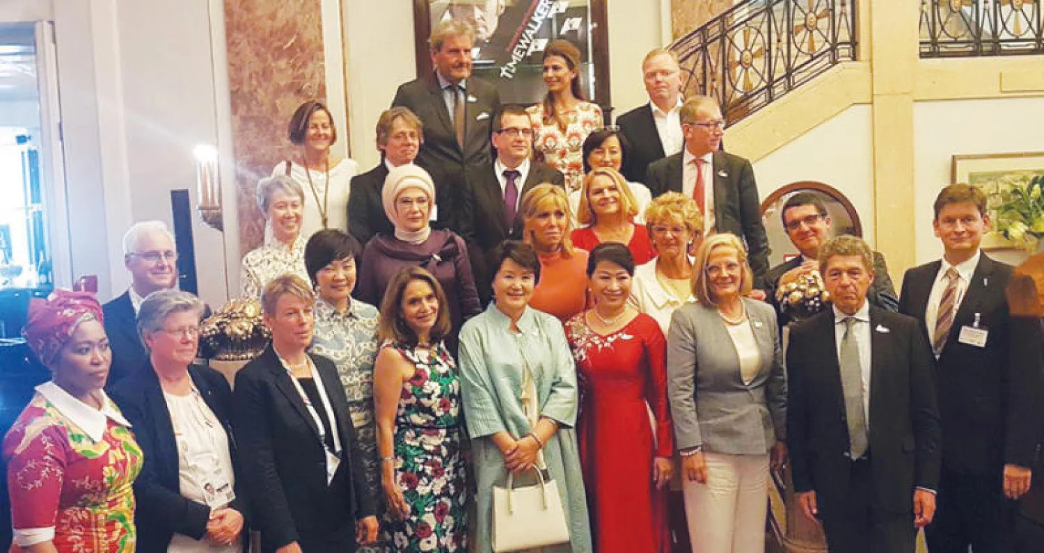 زوجات وأزواج قادة القمة في صورة خلال البرنامج الترفيهي الذي أعده زوج ميركل للضيوف (رويترز)