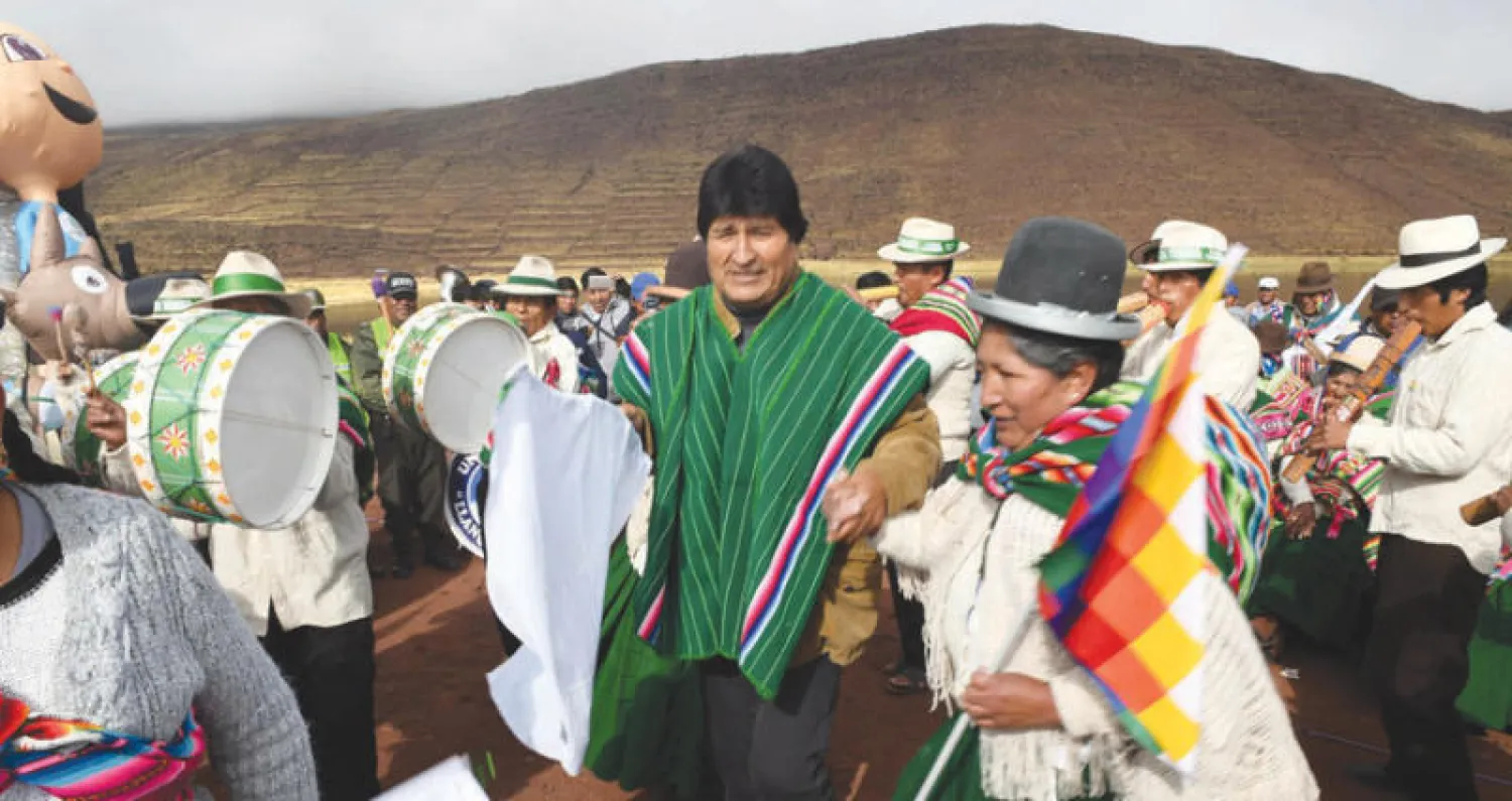 الرئيس البوليفي إيفو موراليس وسط عدد من السكان الأصليين  (رويترز)