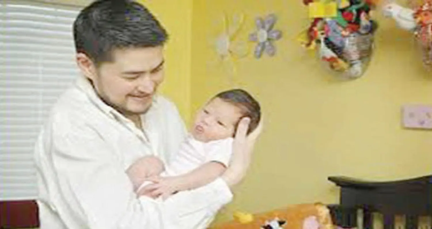 كروس يحمل طفلته