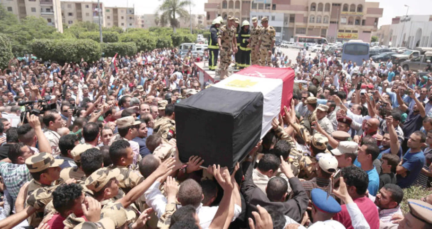 مشيعون يحملون نعش أحد العسكريين من ضحايا هجمات سيناء بمدينة «العاشر من رمضان» على بعد 60 كيلومترا شمال القاهرة أمس (أ.ف.ب)