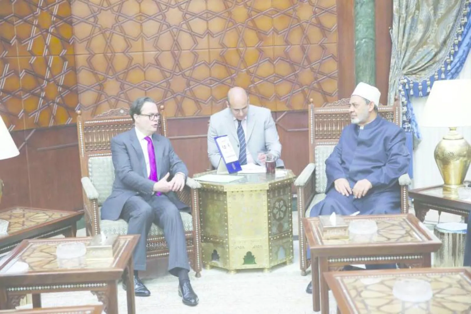 استقبال الطيب للسفير الفرنسي بالقاهرة ستيفان روماتيه أمس («الشرق الأوسط»)