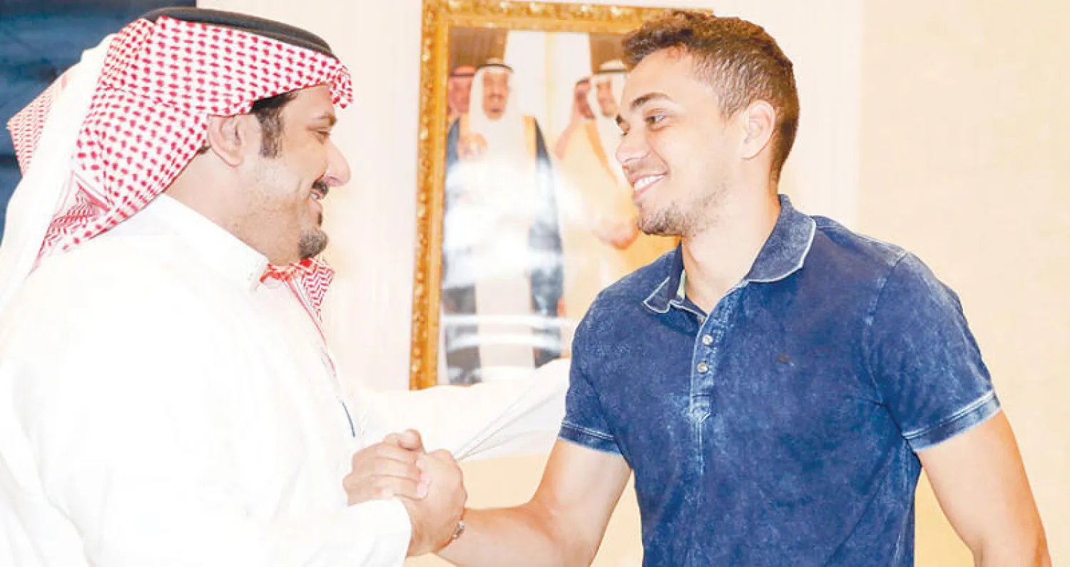 الأمير نواف بن سعد يوقع تمديد عقد البرازيلي إدواردو  إلى 2020 (المركز الإعلامي لنادي الهلال)