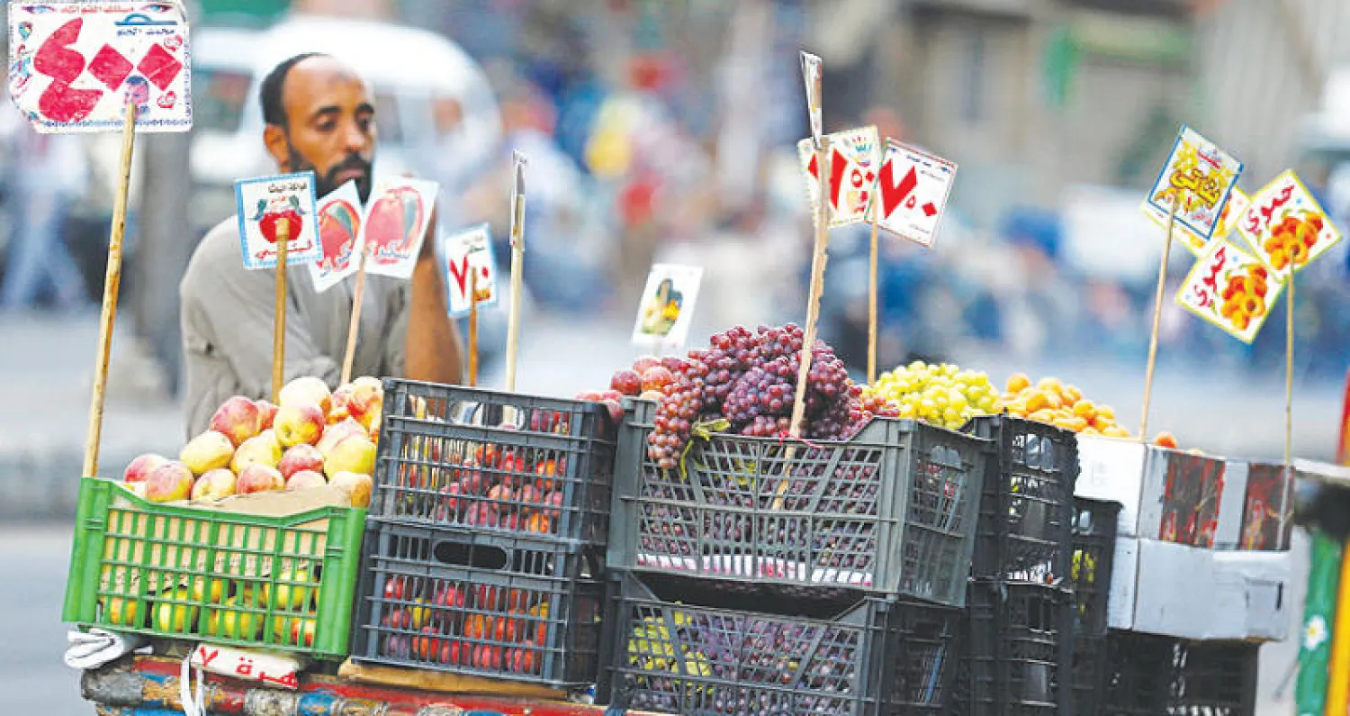 بائع فواكه يسير بعربته في أحد اسواق القاهرة (رويترز)