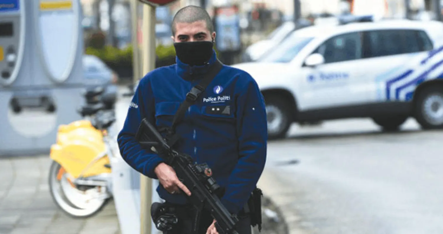 جندي بلجيكي من مكافحة الإرهاب وسط بروكسل عقب مداهمات أمس (أ.ف.ب)