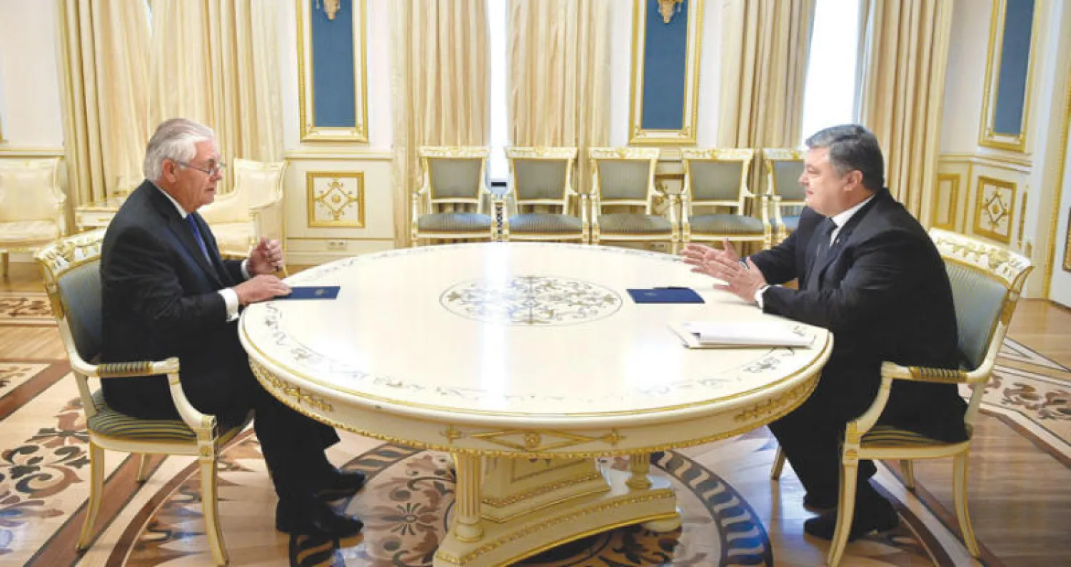 الرئيس الأوكراني (يمين) لدى اجتماعه مع وزير الخارجية الأميركي في كييف أمس (إ.ب.أ)