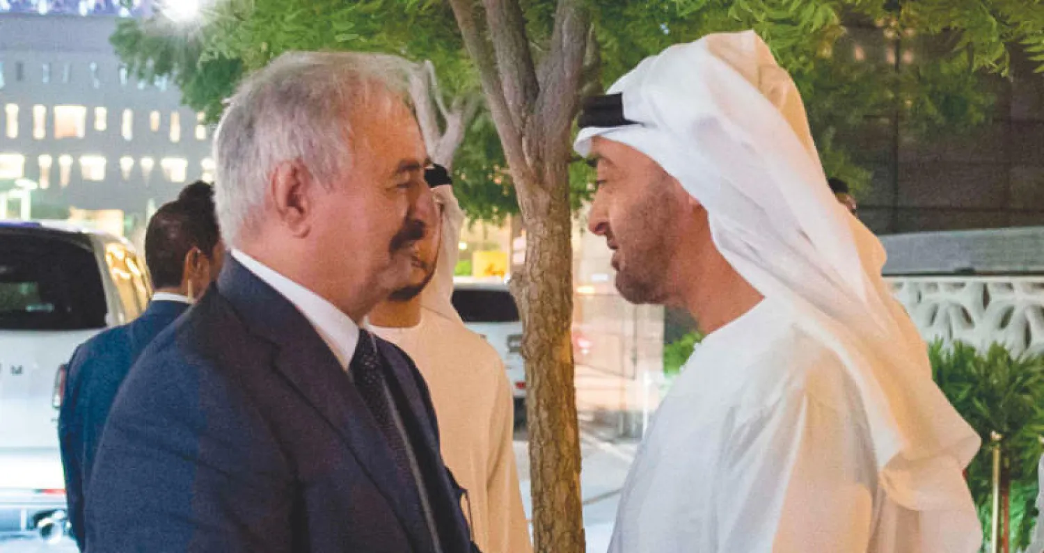 الشيخ محمد بن زايد مستقبلاً حفتر في أبوظبي مساء أول من أمس (أ.ف.ب)