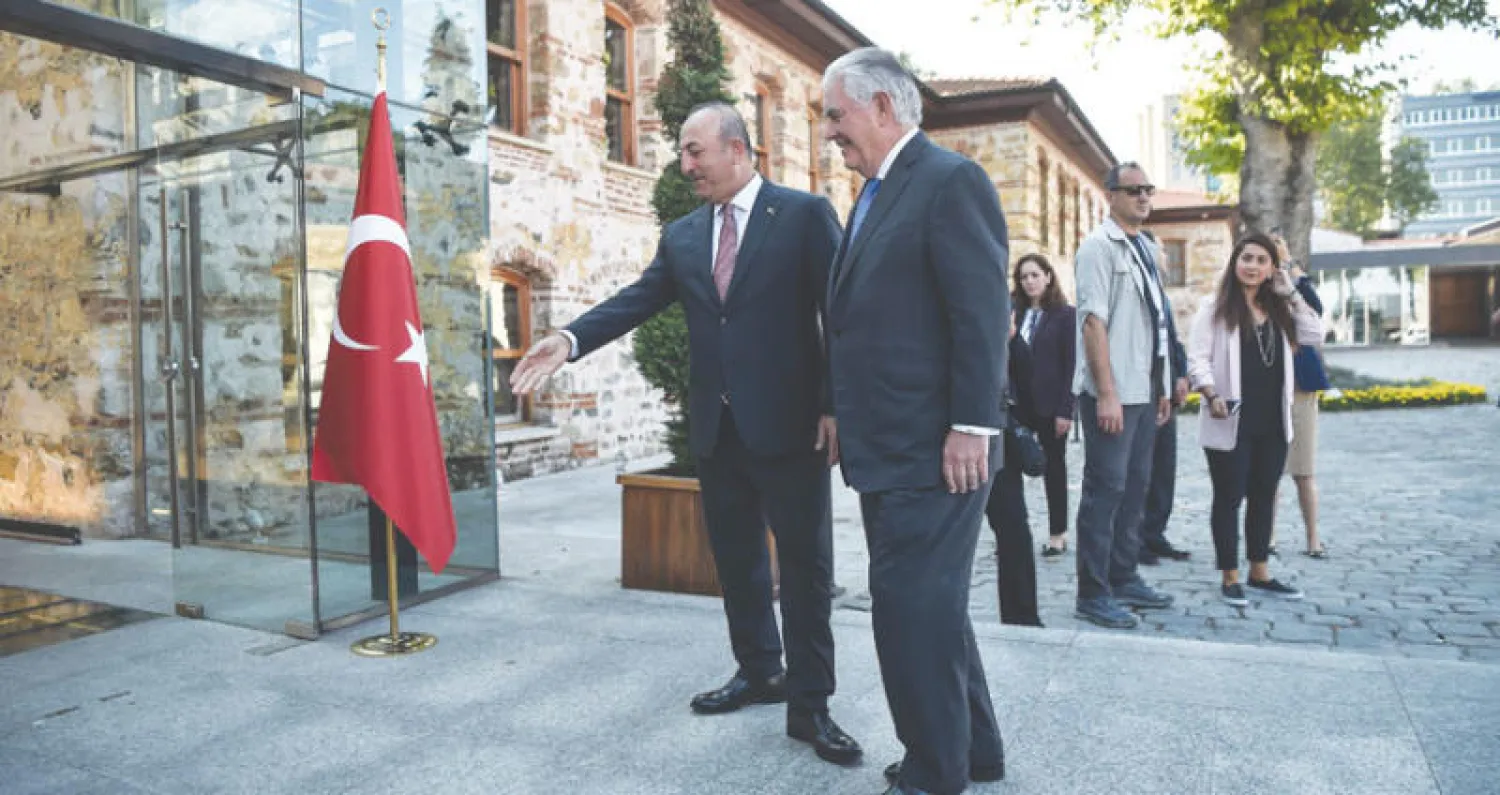 وزير الخارجية التركي يرحب بنظيره الاميركي الذي وصل إلى إسطنبول امس (أ ف ب)