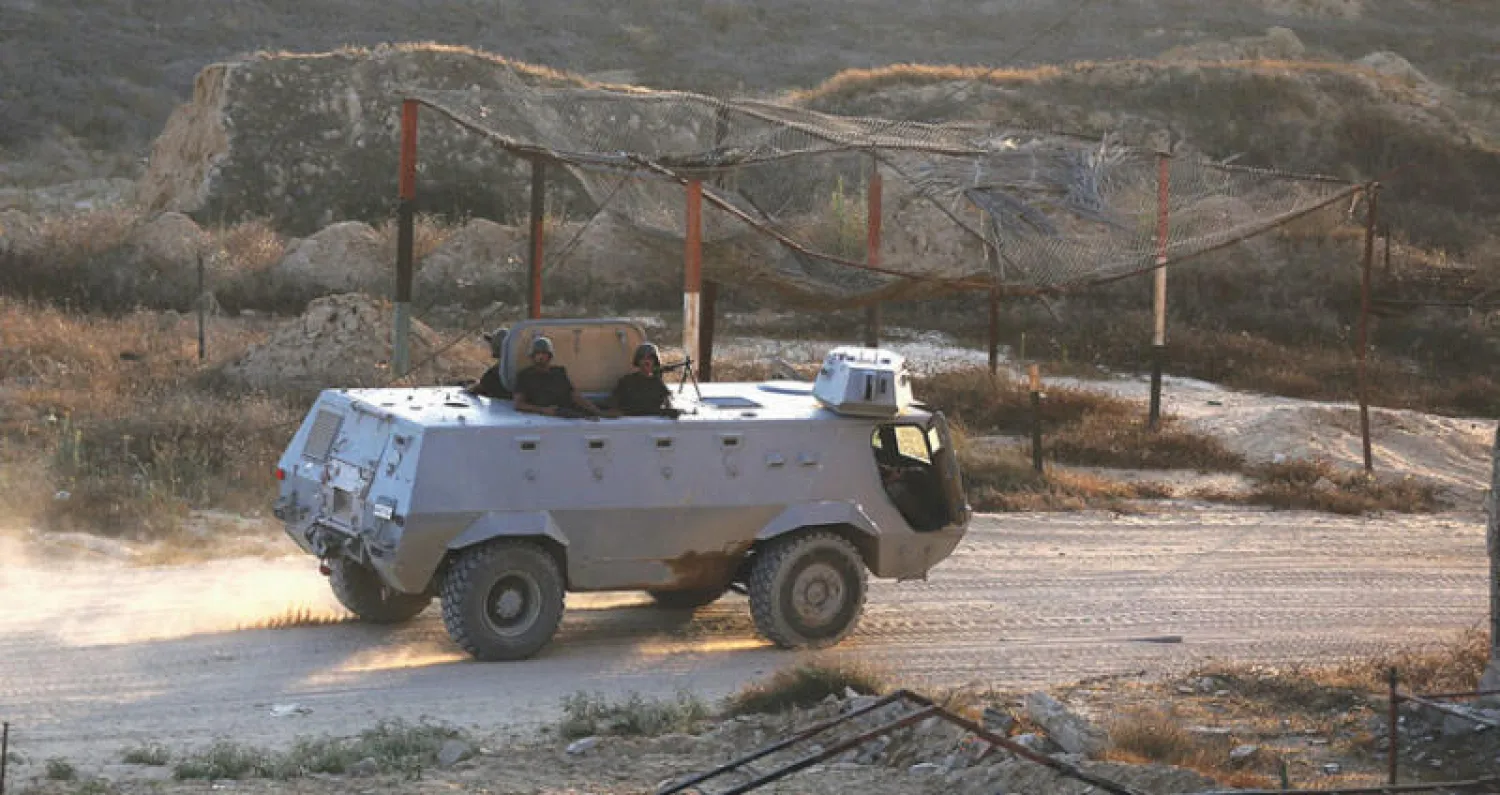 مصفحة تابعة لقوات الأمن المصرية قرب الحدود مع رفح جنوب قطاع غزة (إ.ب.أ)