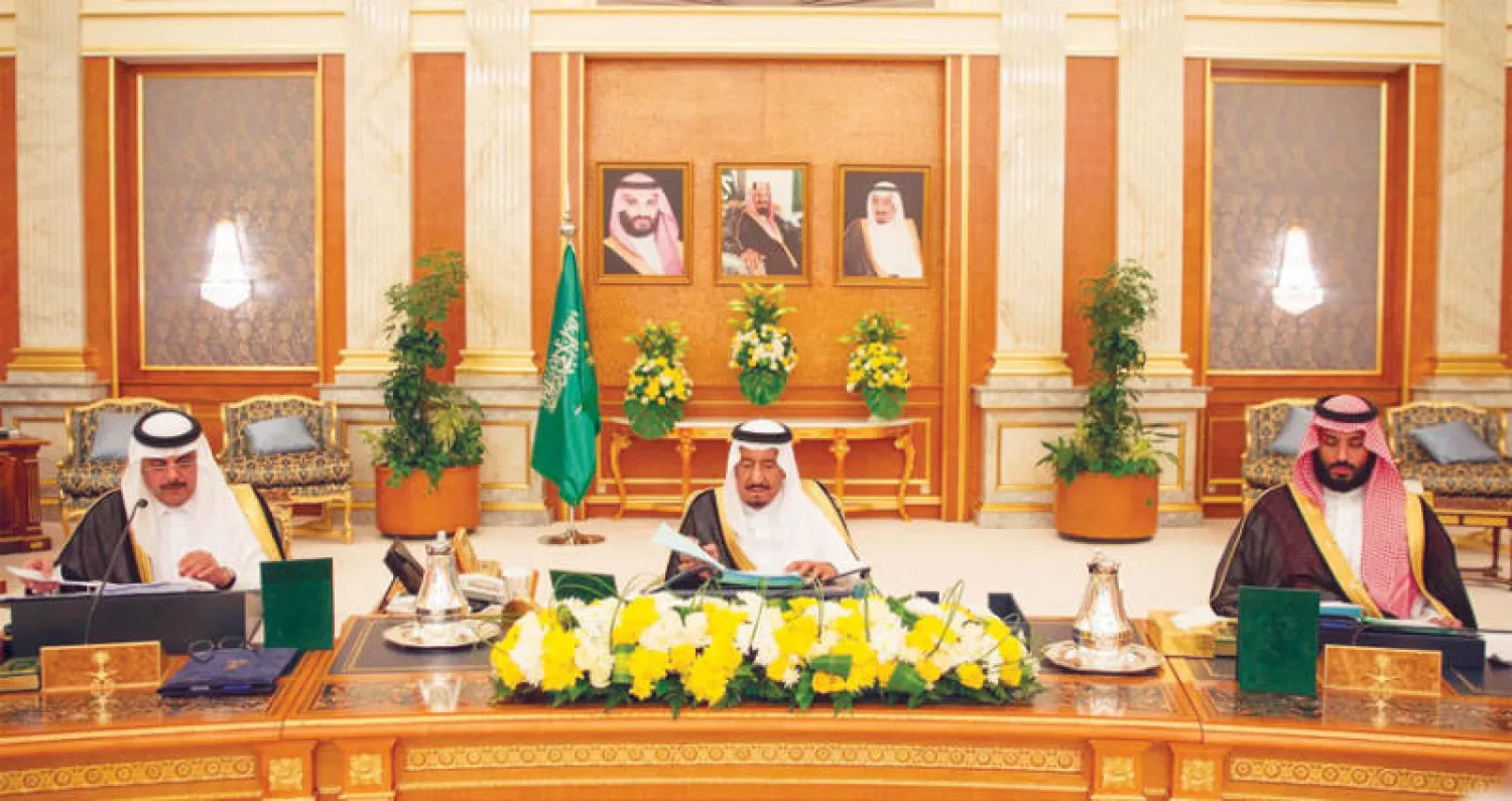 الملك سلمان بن عبد العزيز خلال ترؤسه جلسة مجلس الوزراء في قصر السلام بجدة أمس بحضور الأمير محمد بن سلمان ولي العهد (واس)